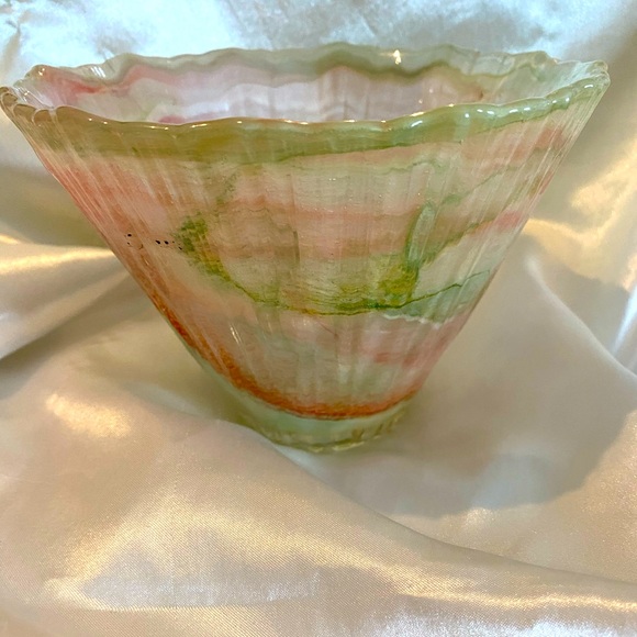 VERY PRETTY BLOWN GLASS DISH IN MARBLED PINK AND GREEN AND RIBBED UNEVEN TOP - Picture 1 of 6